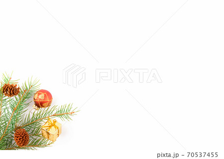 Christmas background, fresh fir tree branches with red baubles and golden gifts isolated on white, new year web banner Christmas background, fresh fir tree branches with red baubles and golden gifts isolated on white, new year web banner 70537455