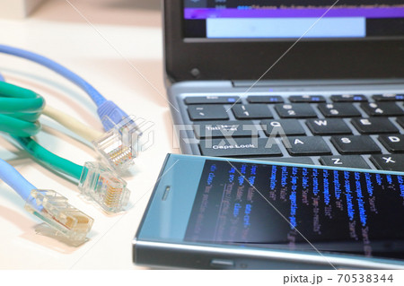 4色のLANケーブルとスマホ_ノートパソコン 70538344