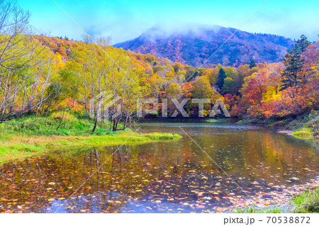 紅葉の片貝沼と霧の山 紅葉の片貝沼と霧の山 70538872