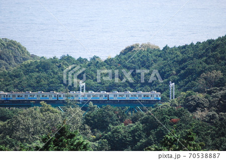 川奈の鉄橋を通過する伊豆急行線8000系 川奈の鉄橋を通過する伊豆急行線8000系 70538887