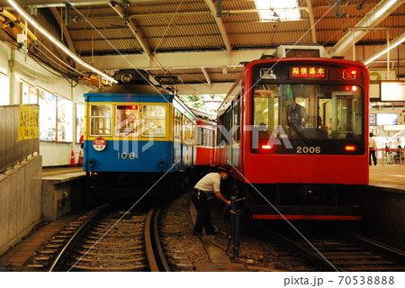 箱根湯本駅での新旧登山電車 70538888