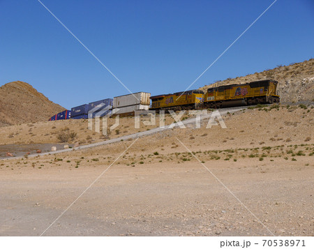 アメリカの貨物列車 70538971