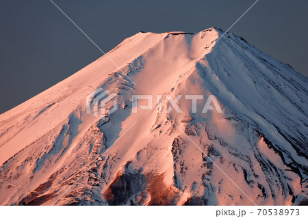 三ツ峠から望む朝焼けの富士山 70538973