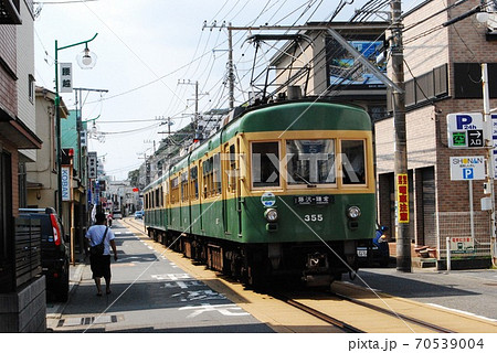 腰越の路面区間を走る江ノ電305形電車 70539004