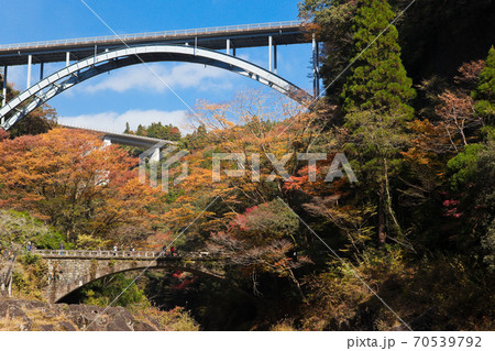 秋の高千穂峡「高千穂三代橋」 70539792