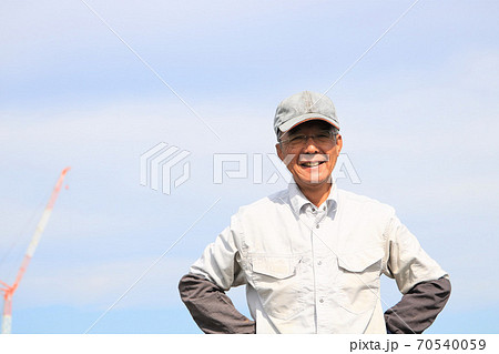 畑で働くシニア男性 70540059