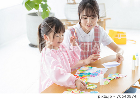 保育イメージ 工作をする女の子と保育士 保育イメージ 工作をする女の子と保育士 70540974