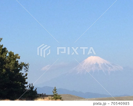 静岡県美保の松原の海岸沿いから観た富士山 70540985