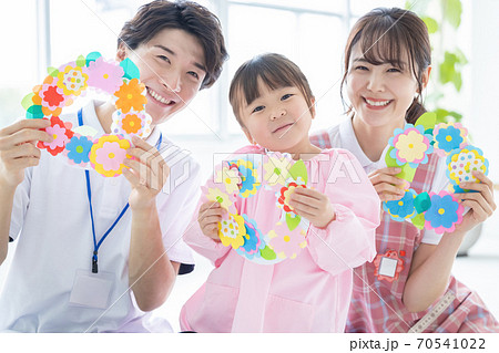 保育イメージ　工作をする女の子と保育士 70541022