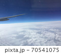 日本から海外へ旅行中に飛行機から観た雲海。雲の上はきれいな青空。 70541075