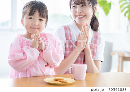 保育イメージ　保育士と女の子のポートレート 70541083