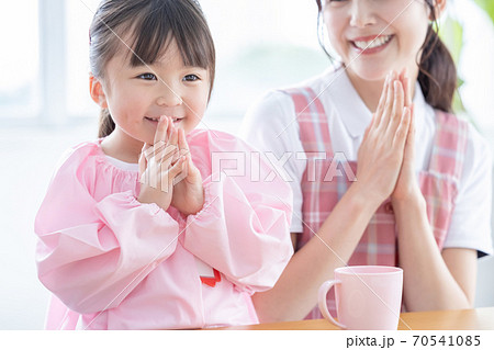 保育イメージ 保育士と女の子のポートレート 保育イメージ 保育士と女の子のポートレート 70541085
