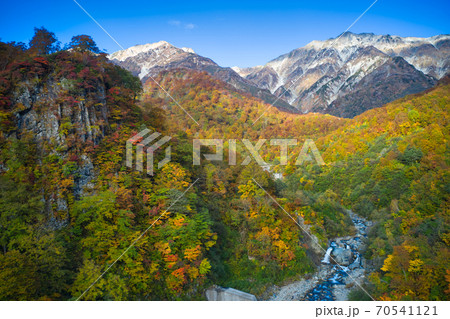 白馬岳・杓子岳の迫力ある眺めと大雪渓まで広がる美しい紅葉 長野県白馬村(ドローンによる空撮) 白馬岳・杓子岳の迫力ある眺めと大雪渓まで広がる美しい紅葉 長野県白馬村(ドローンによる空撮) 70541121