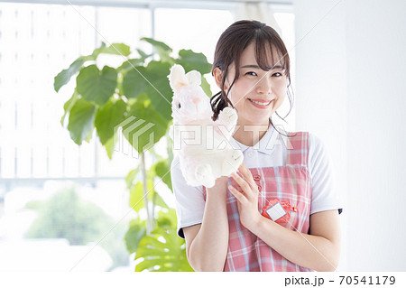 保育士ポートレート ぬいぐるみを持ちカメラ目線で微笑む保育士 保育士ポートレート ぬいぐるみを持ちカメラ目線で微笑む保育士 70541179