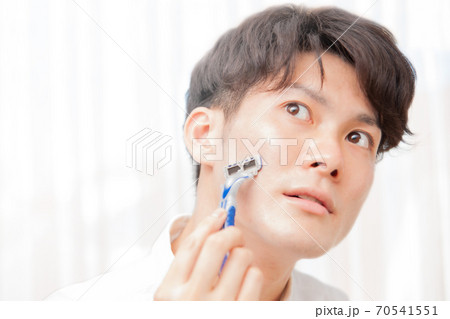 髭剃りする男性 髭剃りする男性 70541551