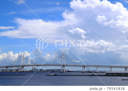 湧き上がる入道雲と横浜ベイブリッジ 湧き上がる入道雲と横浜ベイブリッジ 70541816