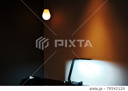 暗い部屋に灯る裸電球 暗い部屋に灯る裸電球 70542120