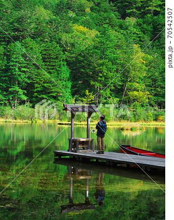 初秋の上高地　鏡池で参拝 70542507