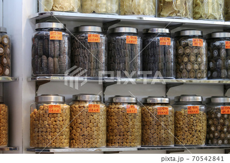 香港・徳輔道西の乾物店で売られ干しナマコ（左上）干し貝柱（下）干しアワビ（右上）。いずれも超高級食材 70542841