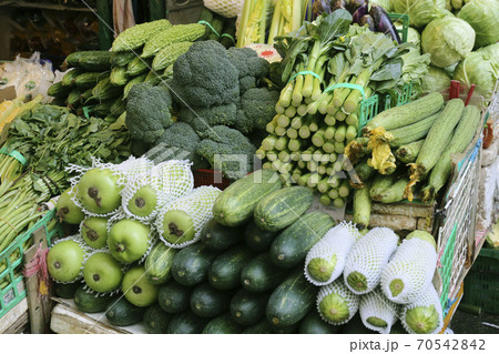 香港の市場の野菜。中国野菜と西洋野菜が混在して売られている 香港の市場の野菜。中国野菜と西洋野菜が混在して売られている 70542842