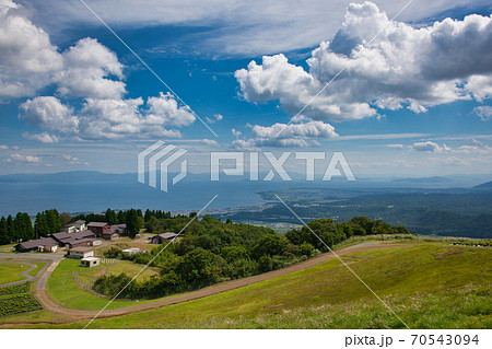解放感溢れるびわ湖のみえる丘 解放感溢れるびわ湖のみえる丘 70543094