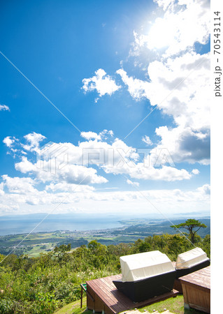 解放感溢れる　びわ湖のみえる丘 70543114