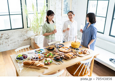 食事とおしゃべりを楽しむ女性 70543856