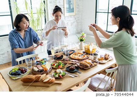 料理の写真を撮る女性 70544044