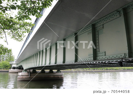大川に架かる源八橋 70544058