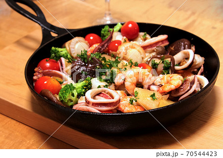 楽しくホームパーティーシーフード 海鮮 アヒージョ Homeparty Seafood Ajillo 70544423