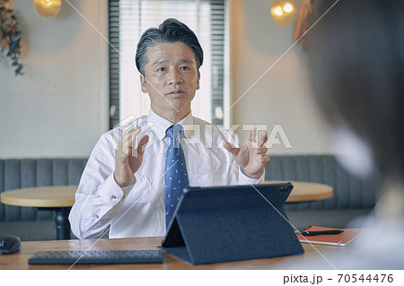 ビジネス 打ち合わせ 男性 ビジネス 打ち合わせ 男性 70544476