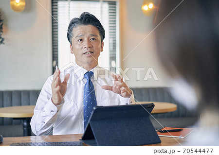 ビジネス　打ち合わせ　男性 70544477