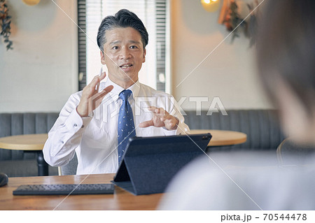 ビジネス 打ち合わせ 男性 ビジネス 打ち合わせ 男性 70544478