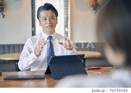 ビジネス 打ち合わせ 男性 ビジネス 打ち合わせ 男性 70544480