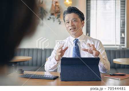 ビジネス　打ち合わせ　男性 70544481