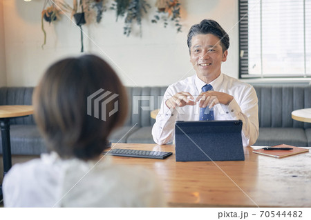 ビジネス　打ち合わせ　男性 70544482