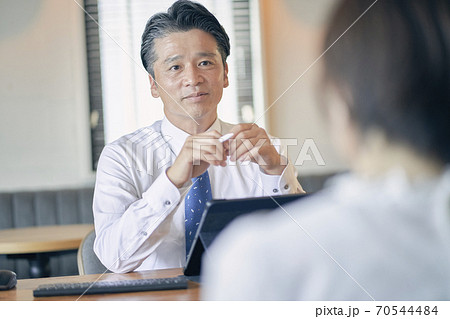 ビジネス　打ち合わせ　男性 70544484