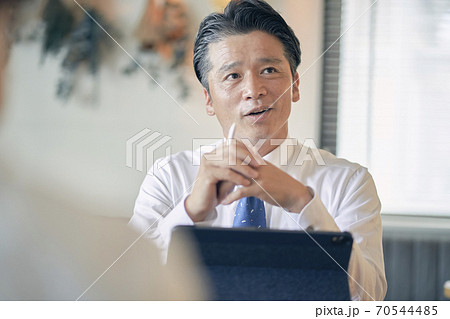 ビジネス 打ち合わせ 男性 ビジネス 打ち合わせ 男性 70544485