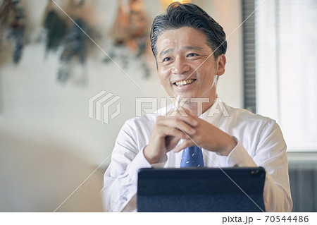 ビジネス　打ち合わせ　男性 70544486