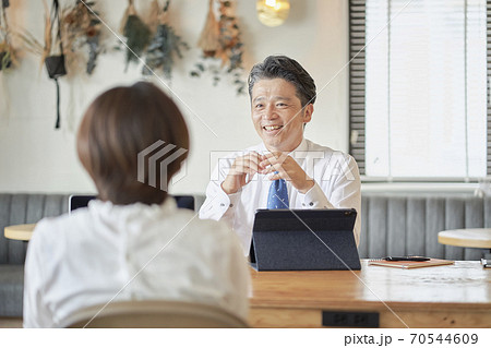 ビジネス　打ち合わせ　男性 70544609