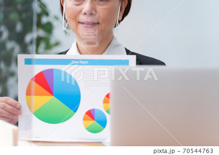 ビジネス　マウスシールドの女性 70544763