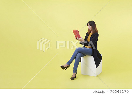 Young woman holding a gift box 70545170