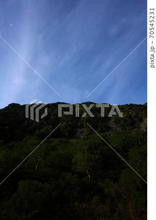 槍沢ロッジから月明りの横尾尾根と星々 70545231