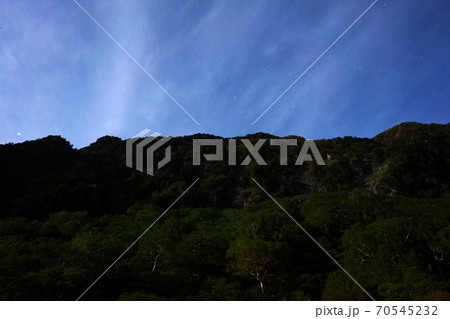 槍沢ロッジから月明りの横尾尾根と星々 70545232