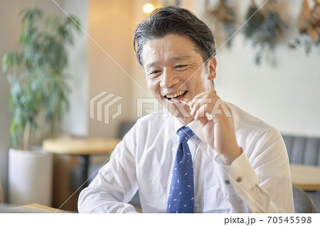 ビジネス お菓子を食べる中年男性 ビジネス お菓子を食べる中年男性 70545598
