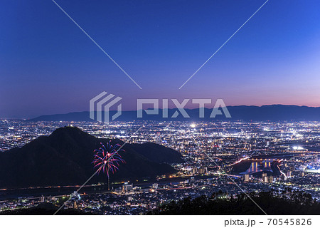 夏イメージ 岐阜市の夜景と岐阜城と金華山と鵜飼と長良川の花火の写真素材