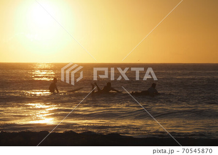 南房総　千倉海岸　夜明けの海　日の出　サーファー 70545870