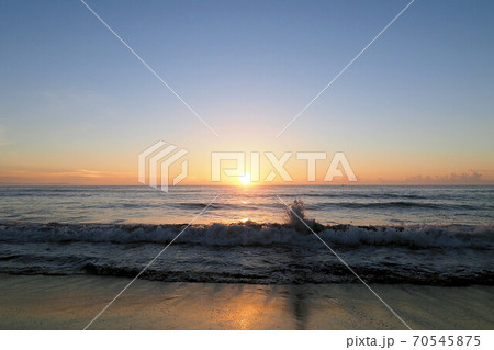 南房総　千倉海岸　夜明けの海　日の出　サーファー 70545875