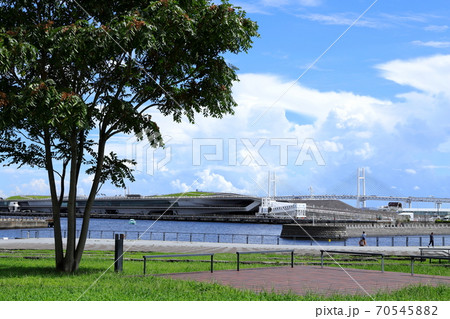 湧き上がる入道雲と横浜港湾風景 象の鼻パークにて 湧き上がる入道雲と横浜港湾風景 象の鼻パークにて 70545882