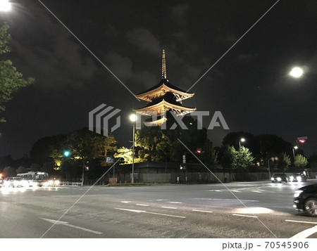 夜の東寺 五重塔まわりを一斉に走り出す車 京都 の写真素材